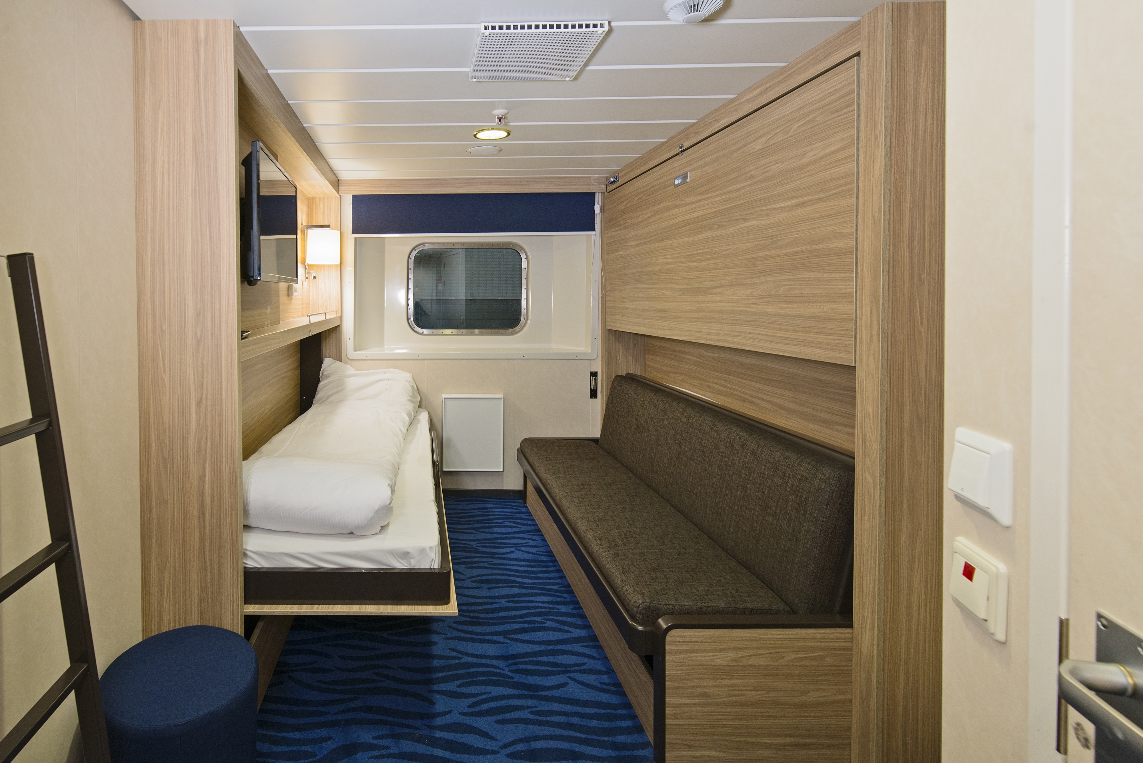 Polar Outside | Triple on lower deck with window